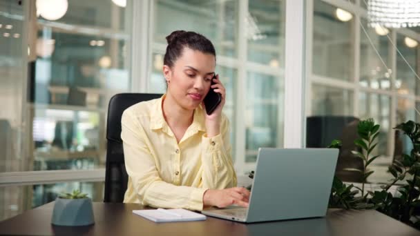 Latinsky Zaneprázdněná Kancelářská Pracovnice Multitasking Telefonování Klienta Jejím Stole — Stock video