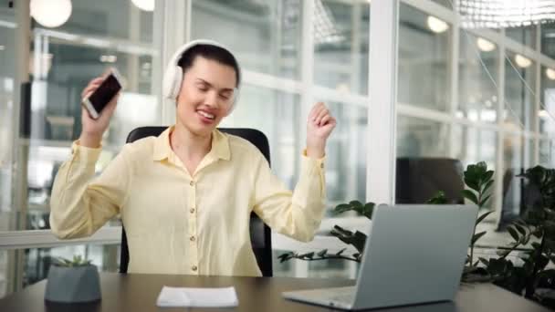 Cheerful Latin American Office Worker Listens Music White Headphones — Stock Video