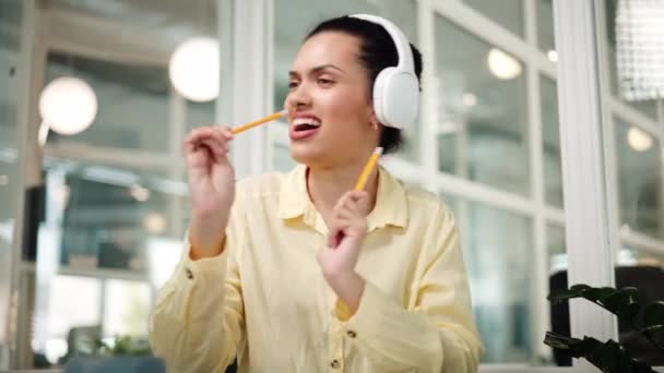 즐거운 활기찬 아메리카 사무실 근로자는 노래를 부릅니다 — 비디오