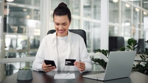Latin Hispanic Businesswoman Uses Mobile Banking App Office Credit Card — Stock Video
