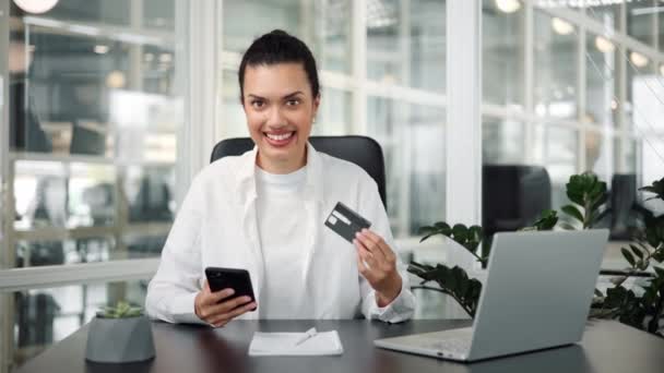 アメリカ人女性がクレジットカードでオンラインで商品を購入 — ストック動画
