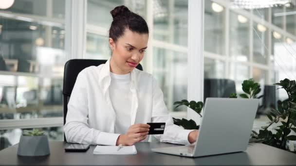 스페인어 소녀는 사무실에서 노트북에 새로운 프로그램을 온라인 지불을 만들고있다 — 비디오