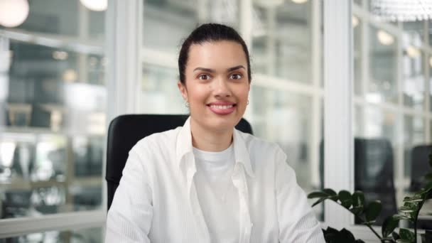 Geschäftsfrau Mit Braunen Augen Trägt Ein Weißes Hemd Posiert Drinnen — Stockvideo