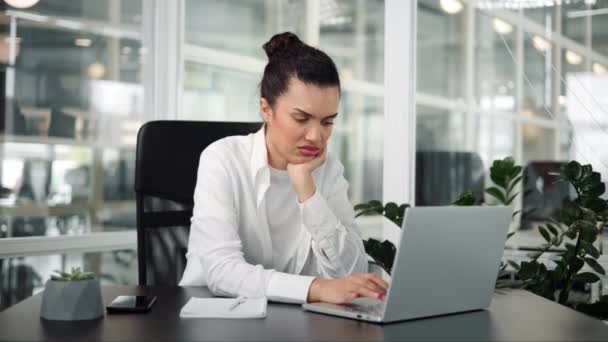 Chato Desmotivado Hispânico Jovem Mulher Cansado Trabalhar Com Laptop — Vídeo de Stock