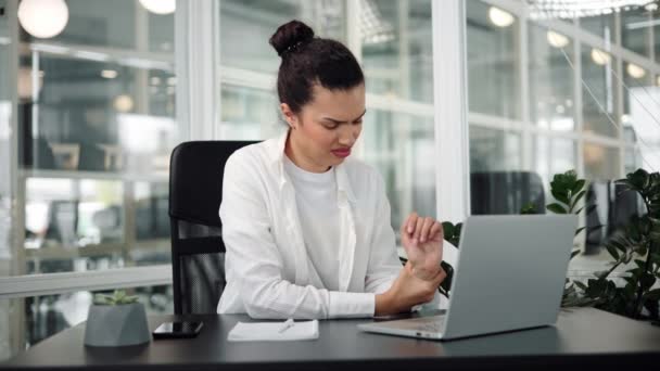 プロジェクトマネージャー女性は ラップトップで作業した後 痛みの手首を持っています — ストック動画