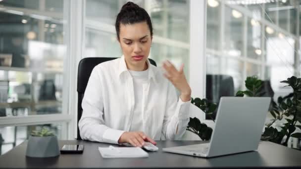 Kobieta Pracownik Biura Biuro Uczucie Gorące Biurze Włącza Klimatyzację — Wideo stockowe