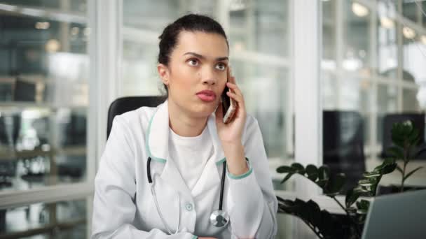 Spanische Ärztin Telefoniert Moderner Klinik Mit Dem Handy — Stockvideo