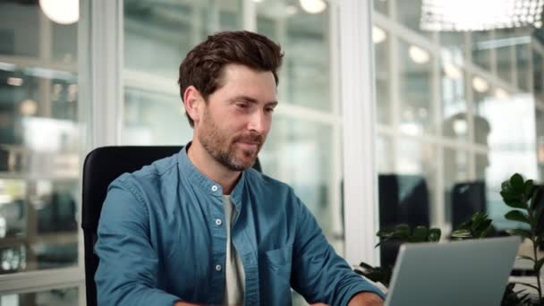 Seriöser Geschäftsmann Sitzt Mit Laptop Büro Abgelegenem Arbeitsplatz — Stockvideo
