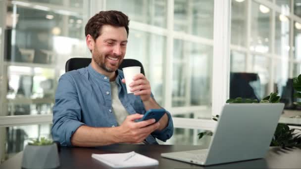 Geschäftsmann Liest Mobile App Benachrichtigung Mit Kaffee Büro — Stockvideo