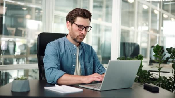 Homem Negócios Concentrado Óculos Fazendo Anotações Bloco Notas Usando Laptop — Vídeo de Stock