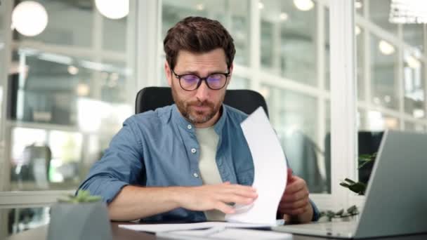 Cansado Exausto Empresário Trabalhador Escritório Senta Sua Mesa Leitura Documentos — Vídeo de Stock