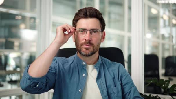 Bonito Empresário Ajusta Seus Óculos Sorri Confiantemente Para Câmera — Vídeo de Stock