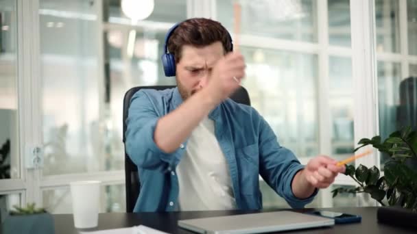 Χαρούμενος Αστείος Επιχειρηματίας Μπλε Ακουστικά Που Χορεύει Στο Χώρο Εργασίας — Αρχείο Βίντεο