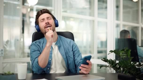 Funcionário Escritório Engraçado Fones Ouvido Ouvir Música Através Aplicativo Móvel — Vídeo de Stock