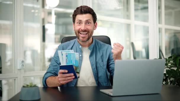 Gerente Trabajador Oficina Feliz Tiene Pasaporte Con Boletos Para Vacaciones — Vídeos de Stock