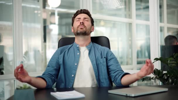 Rustige Ontspannen Jonge Knappe Zakenman Die Stress Vermindert Tijdens Werkdag — Stockvideo