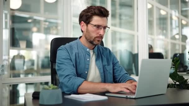 Masculino Gerente Bonito Homem Gerente Corrige Óculos Trabalhando Laptop — Vídeo de Stock