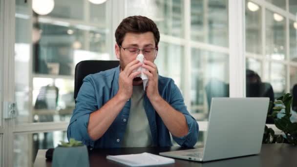 不健康的男性员工在办公室工作时打喷嚏 — 图库视频影像