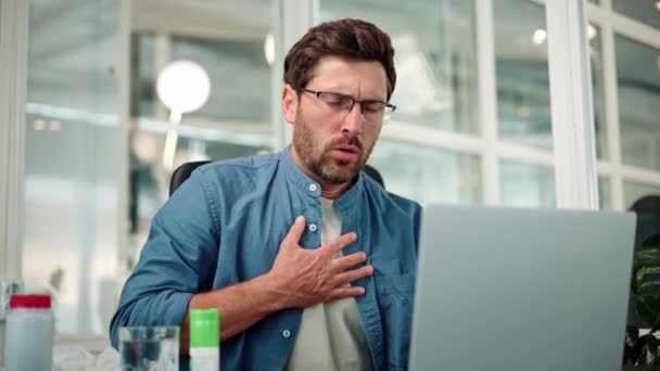 Fechar Trabalho Homem Barbudo Óculos Dificuldade Respirar Dor Peito — Vídeo de Stock