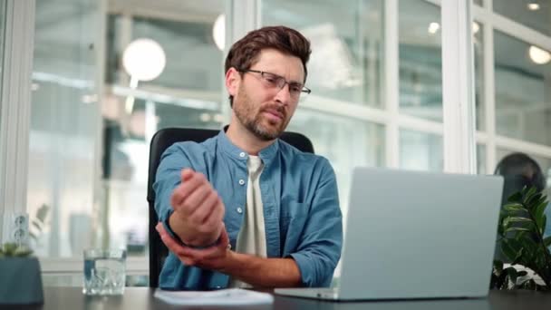 Manager Geschäftsmann Arbeitet Einem Modernen Büro Mit Laptop Ellbogenschmerzen — Stockvideo