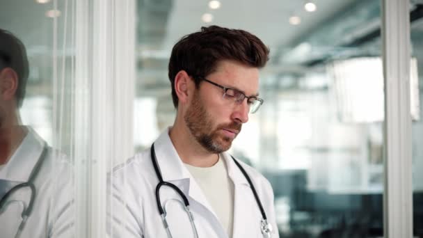 Αγχωμένος Κουρασμένος Γιατρός Φορώντας Λευκή Στολή Αισθάνεται Απελπισμένος — Αρχείο Βίντεο