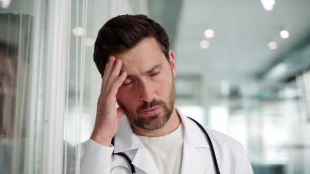 Doutor Parece Triste Sobrecarregado Com Estresse Desconforto Físico — Vídeo de Stock