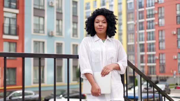 Portré Bájos Gyönyörű Afro Amerikai Gyönyörű Haj Áll Kívül Gazdaság — Stock videók