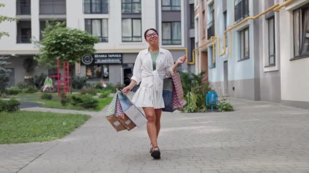 Okouzlující Afroameričanka Happy Walking Shopping Mall Drží Různé Tašky Pozitivní — Stock video
