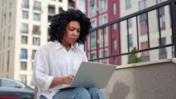 Afro Amerikaanse Dame Niezen Weefsel Loopneus Tijdens Het Werken Laptop — Stockvideo