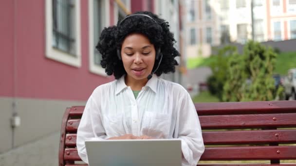 African American Charming Online Teacher Organise Une Conférence Pour Les — Video