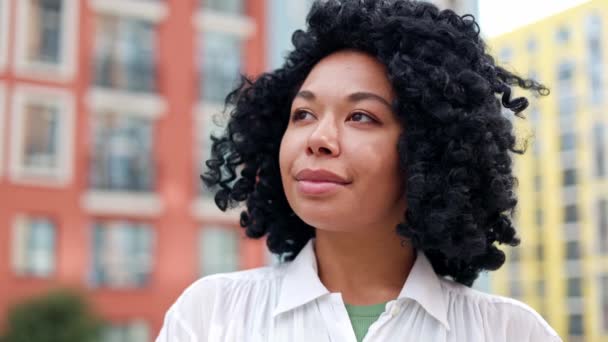 Düşünceli Pretty Woman Sokakta Dikiliyor Hayal Kuruyor Afrika Kökenli Amerikalı — Stok video