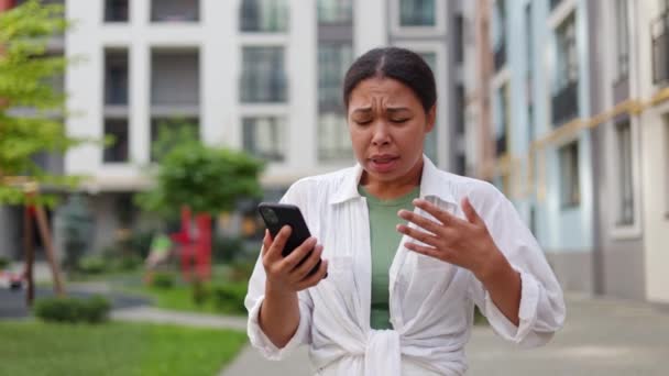 African American Woman Feels Bad While Standing Street Holding Smartphone — Vídeo de stock