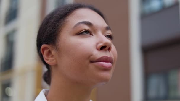 Joven Mujer Afroamericana Con Encanto Pie Afuera Soñando Mientras Mira — Vídeos de Stock