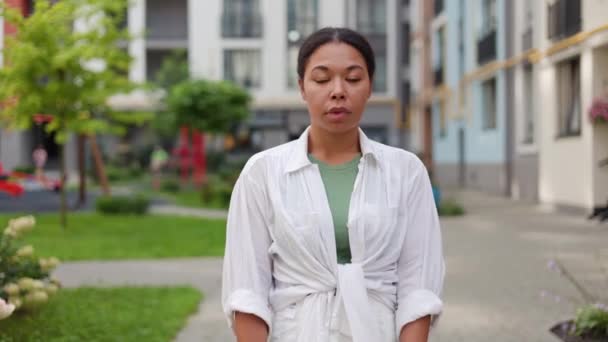 Unhappy Angry African American Woman Gesturing Stop Camera While Standing — Vídeos de Stock