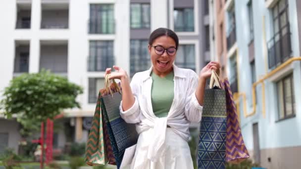Okouzlující Afroameričanka Která Spokojená Nakupováním Černý Pátek Radostná Dívka Nakupování — Stock video
