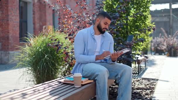 Uomo Arabo Ispirato Sedersi Una Panchina Legno Con Caffè Studiare — Video Stock