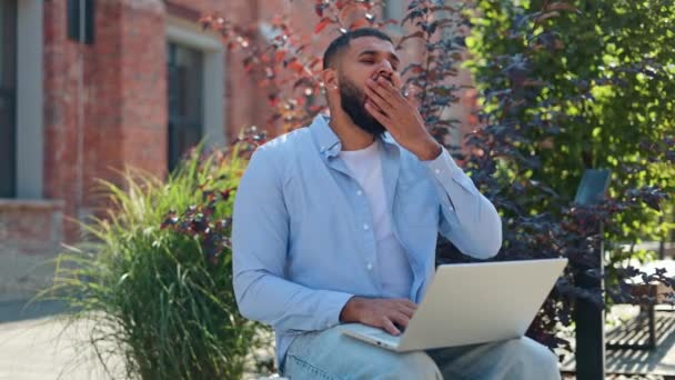 Freelancer Masculino Sobrecargado Trabajo Sintiéndose Soñoliento Bostezando Mientras Está Sentado — Vídeos de Stock