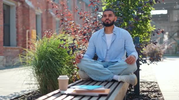 Indiano Meditador Masculino Praticando Exercício Padmasana Pose Lótus Enquanto Sentado — Vídeo de Stock