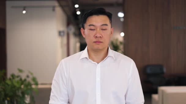 Retrato Comerciante Asiático Serio Con Expresión Facial Firme Pie Medio — Vídeos de Stock