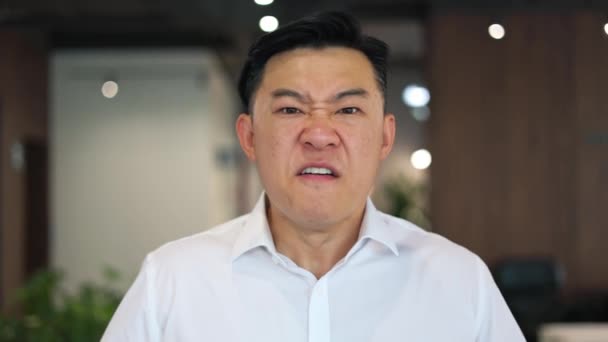 Vista Frontal Hombre Joven Mal Temperado Etnia Asiática Expresando Irritación — Vídeos de Stock