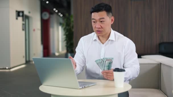 Pozitivní Asijský Muž Bílé Košili Sedí Pracovišti Ukazuje Fanouška Dolarových — Stock video