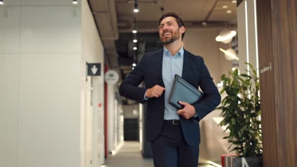Dynamische Firmenchefs Kommen Mit Strahlendem Lächeln Ins Büro Winken Fröhlich — Stockvideo