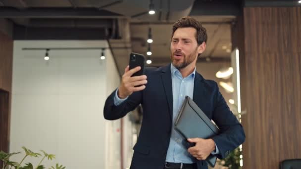 Funky Manliga Företagets Ägare Bär Officiell Klädsel Lugnt Promenader Coworking — Stockvideo