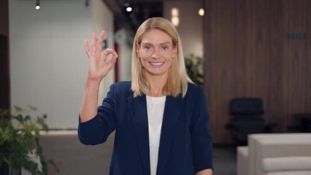 Portrét Veselé Bělošky Formálním Oděvu Ukazující Gesto Když Stojí Jasném — Stock video