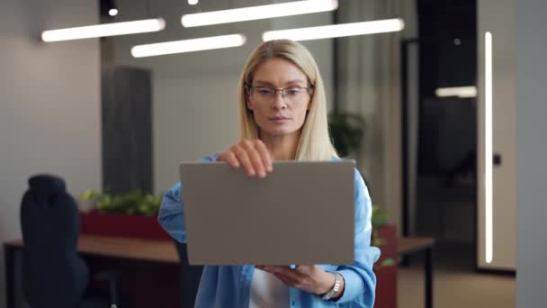 Retrato Bela Mulher Caucasiana Óculos Fechando Laptop Moderno Sem Fio — Vídeo de Stock