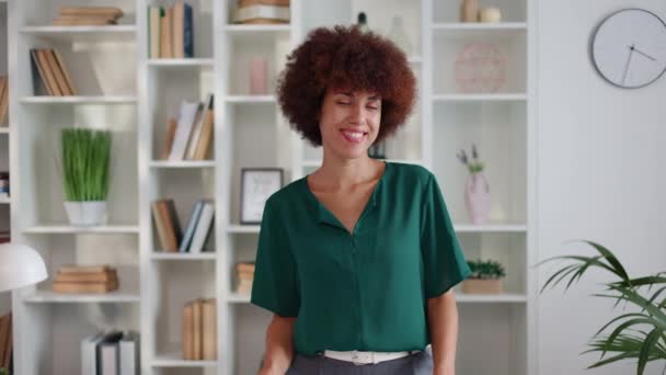 Портрет Молодой Африканки Американки Приятной Улыбкой Скрещенными Руками Фоне Офисного — стоковое видео