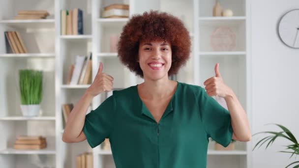 若いアフリカ系アメリカ人女性が笑顔で親指でジェスチャーをする様子 サインのようなポジティブなオフィスワーカーや肯定的なフィードバックを与える — ストック動画