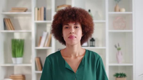 Atractiva Joven Morena Blusa Verde Mostrando Señal Silencio Grave Afroamericana — Vídeos de Stock