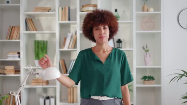 Wielorasowa Biznesmenka Kręconą Fryzurą Wyglądająca Nieszczęśliwą Wściekłą Wykazująca Odrzucenie Kciukami — Wideo stockowe