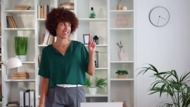 Femme Multiculturelle Joyeuse Dans Les Affaires Vêtements Décontractés Attirer Attention — Video